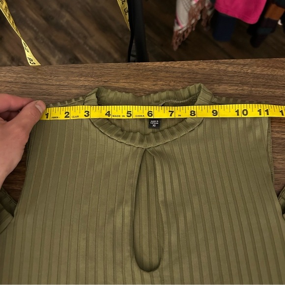 ❤️Guess cold shoulder Olive Green Ribbed Cut-Out Dress XS - Picture 7 of 10